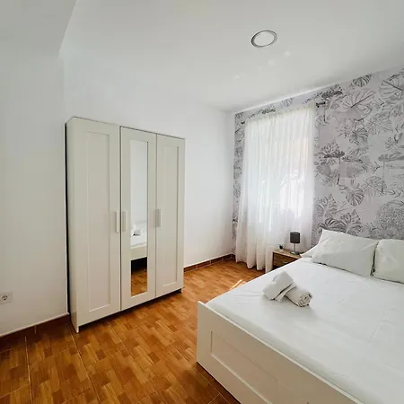 Leisa House Apartment
